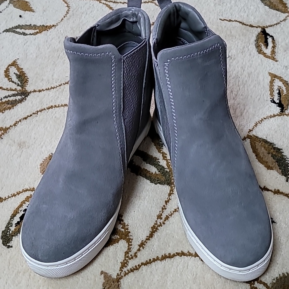 Steve Madden LEII Size 10 Grey Suede Wedge Sneakers